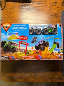 Monster Jam Stunt Playset Grave Digger Megalodon