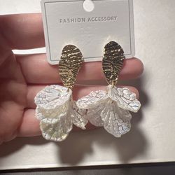 High-grade white petal earrings for women