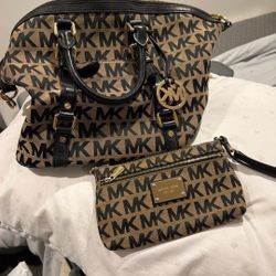 Michael Kors Purse And Wristlet 