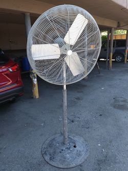Ventilador Industrial 3 velocidades en buenas condiciones muy fuerte