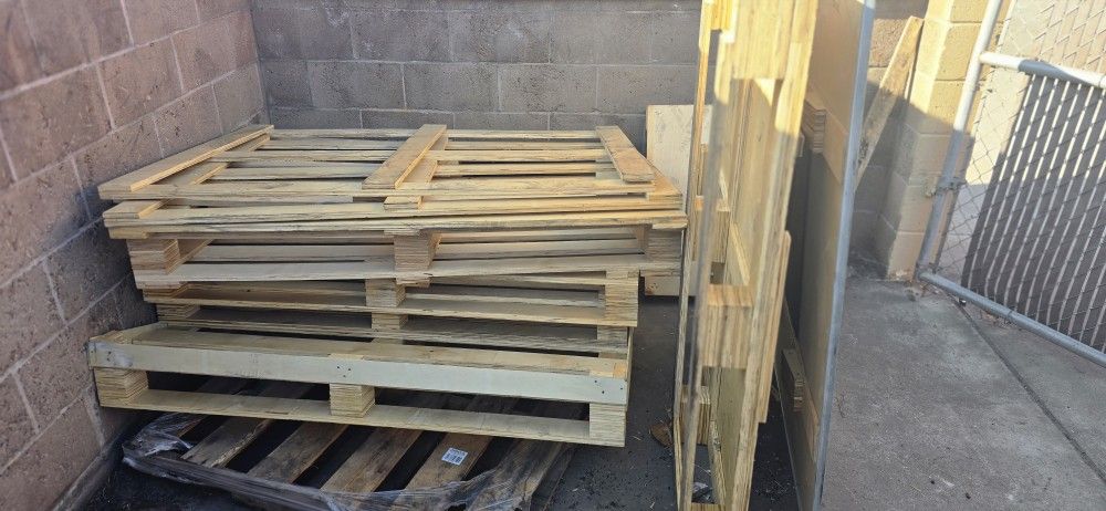 FREE PALLETTS