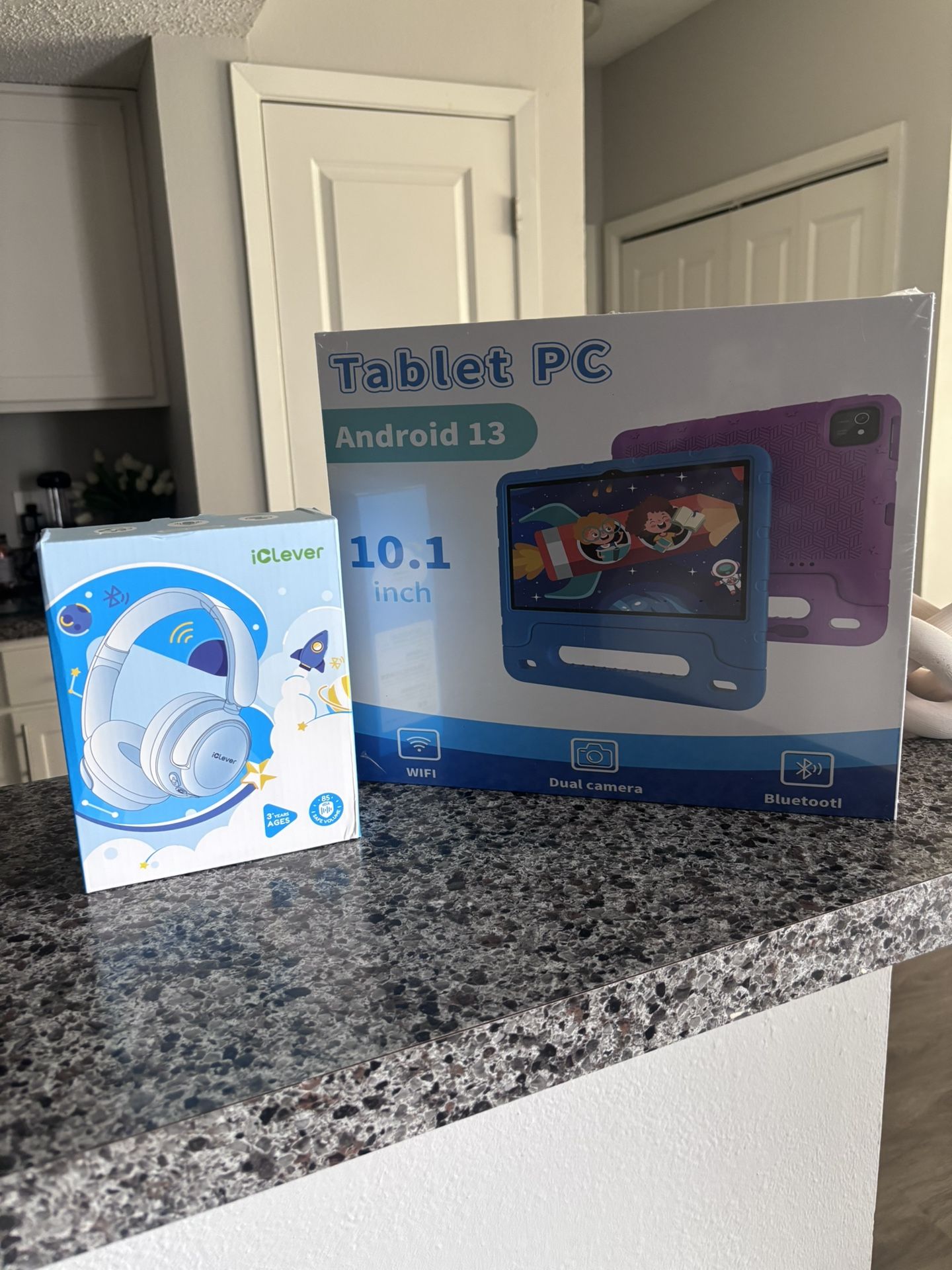 *Brand New* Android tablet with headphones
