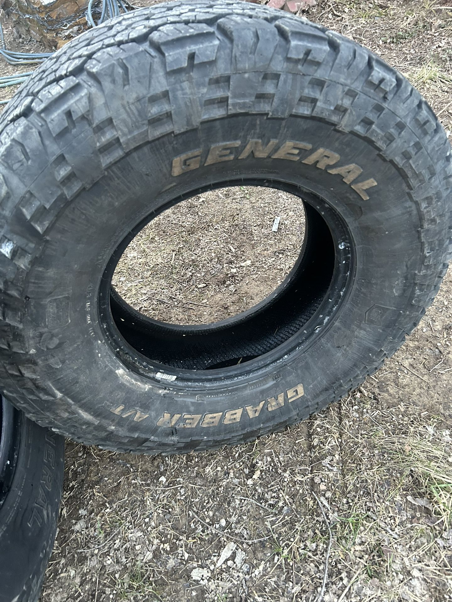 2 General Grabber A/T tires LT285 75 R16