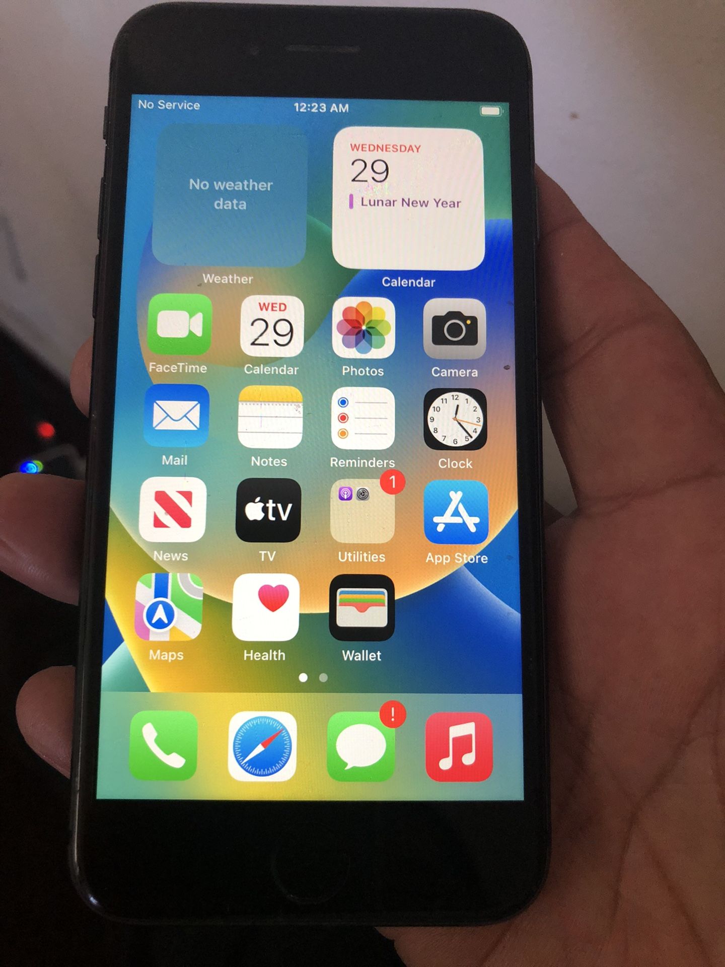 iPhone 8 64gb Factory Unlocked (back Has A Crack) Front Is Excellent