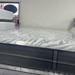 KING SIZE SEALY POSTUREPEDIC PLUS MATTRESS & BOX SPRINGS BED SET