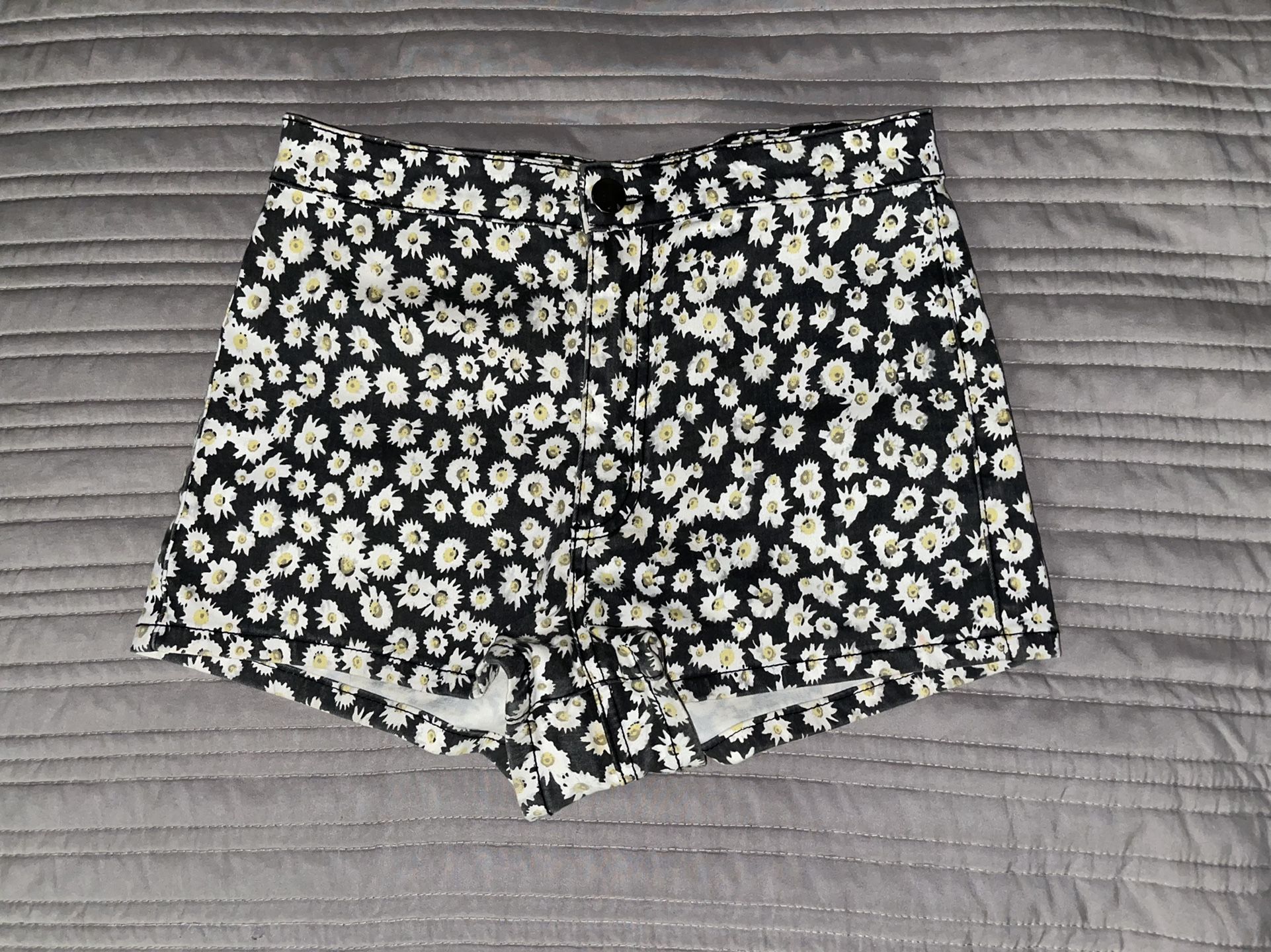 High Waisted Daisy Printed Shorts