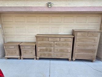 Dresser set