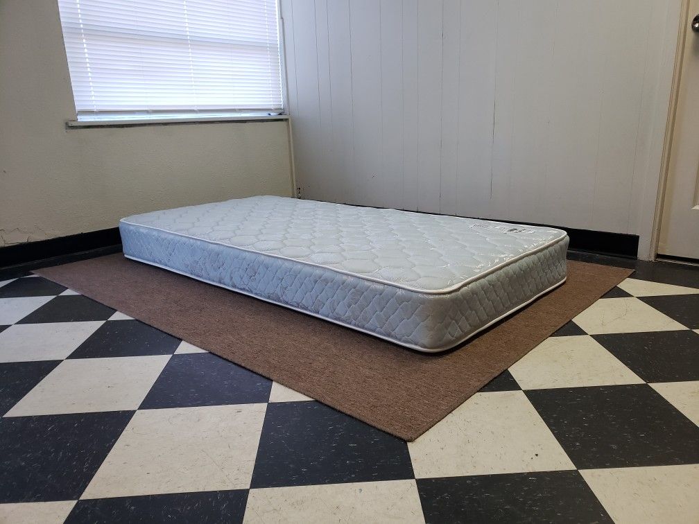 Twin size mattress - can DELIVER almost anywhere for $20 extra - gently used and in LIKE NEW condition 😍