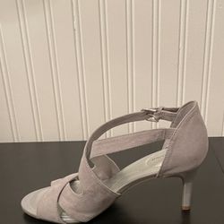 Brand New Bandolino  Grey Heels. (size 8)