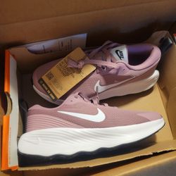 8.5 New In Box Nike Womens