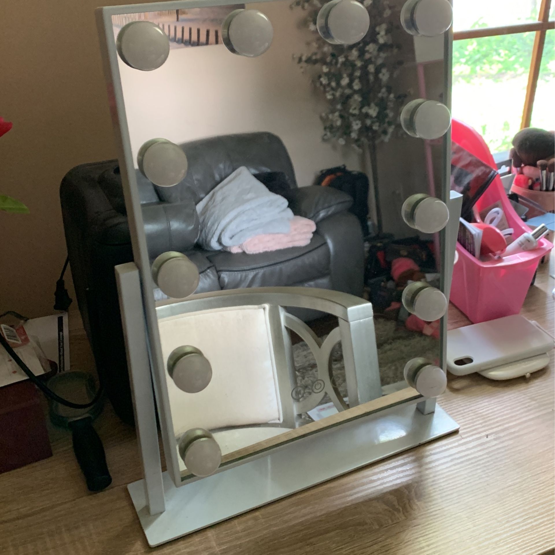 Makeup Mirror With Three Different Light Settings