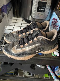 Nike Men’s 10 1/2 metal cleats