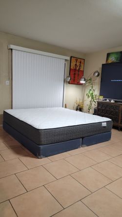 VERY NICE KING SIZE MATTRESS AND BOXSPRINGS FOR SALE! IN GREAT CONDITION,  FREE DELIVERY 