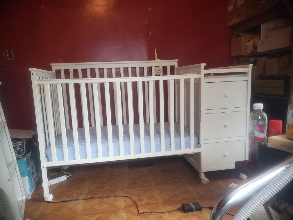 White baby crib/toddler bed