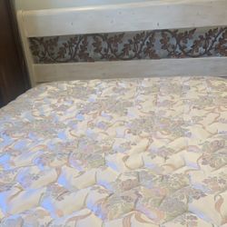 CAMA COMPLETA  QUEEN SIZE  DE MADERA Y HIERRO