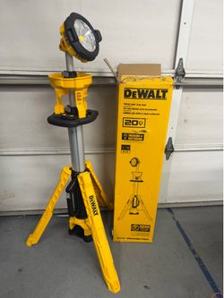 Dewalt 20V Max Adjustable 4000 Lumens LED Tripod *Tool Only