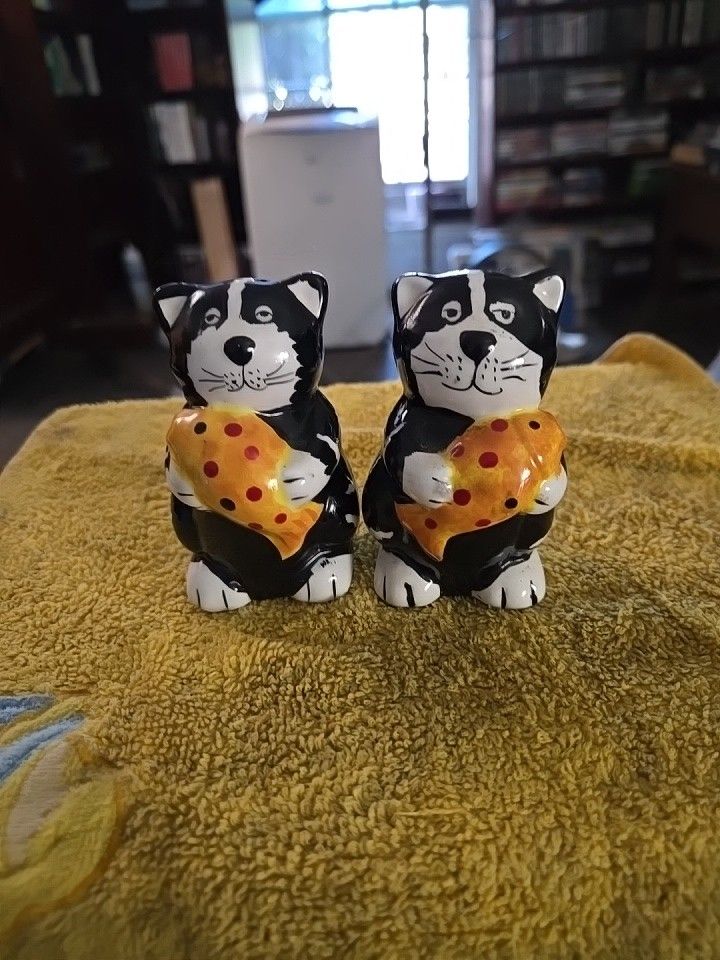 Vintage Salt N Pepper Shakers $20