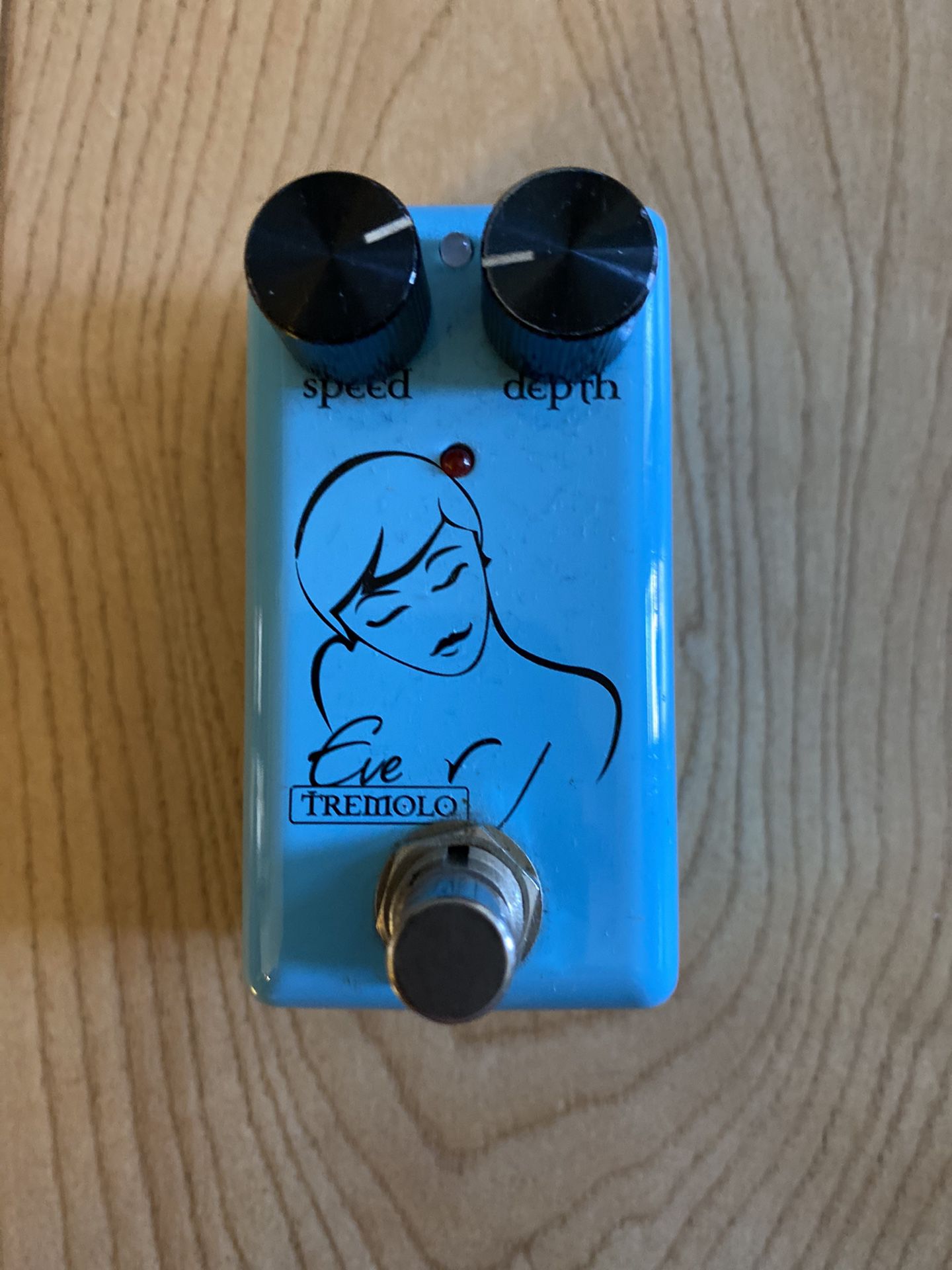 Red Witch 7 Sisters Eve Tremolo Guitar Pedal