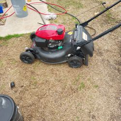 Self propelled honda lawn mower