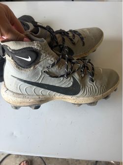 Baseball cleats