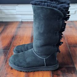 UGG Bailey Bow II Black Sheepskin Boots Womens Size 8 EU 39 Triple Bow Fur Lined
