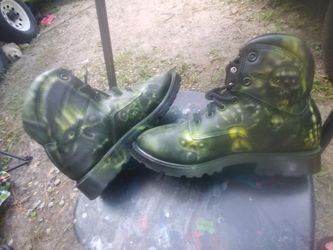 Custom airbrush on the spot I'm doing back to school clothing shoes and backpacks