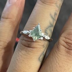 Mollyjewerly US Kite Cut Moss Agate With Moissanite Accents 10k White Gold Ring Size 8 