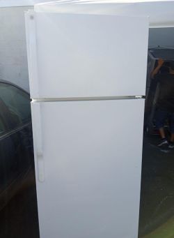 GE  Top Mount White Refrigerator Fridge
