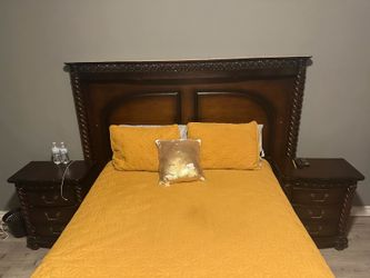 Traditional Queen Bed Set