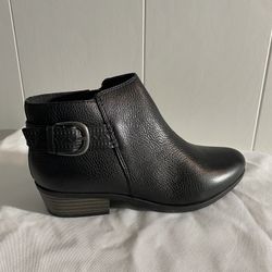 CLARKS WOMEN’S ADDIY KARA ANKLE BOOT SIZE 6