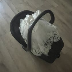 Una Silla De Bebe Un Vestido De Nina Y Una Cavesera Full