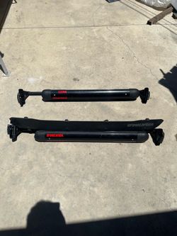 Yakima Fat Cat 6 roof rack for skis and snowboards
