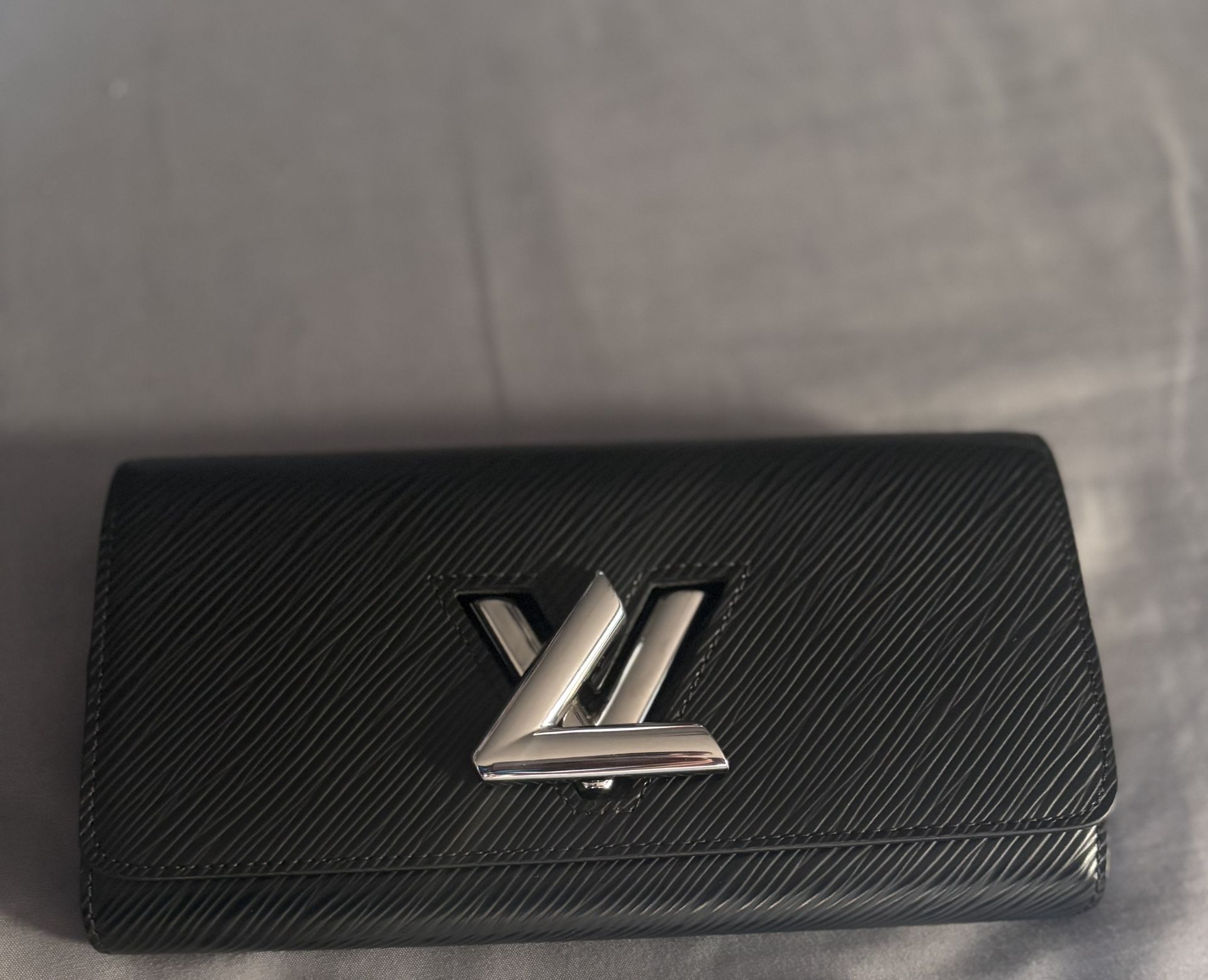 Lv Twist Wallet
