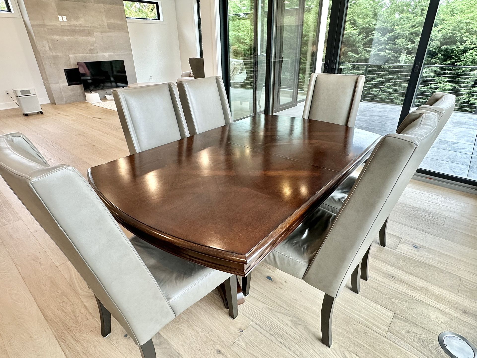 Bassett Solid Wood Dining Table + 6 West Elm Leather Chairs – Designer Set