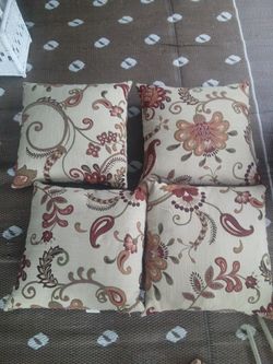 4 very nice pillows like new