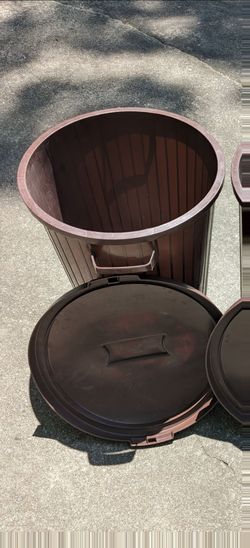 1 Rubbermaid 20 Gallon Trash Can