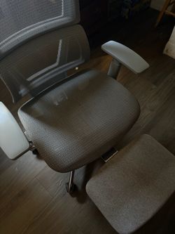 Gray Mesh Office Chair with Armrests and Legrest
