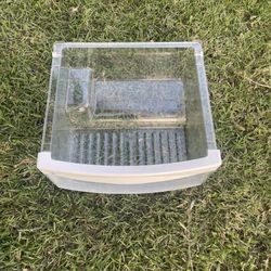 WR32X26235 200D2160P001 GE Refrigerator Fresh Produce Crisper Drawer PREOWNED good shape. Has a split that doesn’t affect the integrity of the drawer