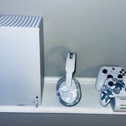 LIKE NEW Xbox Series X – 1TB Digital Edition + Bluetooth Headset And Wireless Controllers + Dock Charger