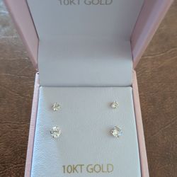 10k earings beautiful women's  comes with two sets for earings 