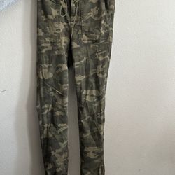 AE camo jegging joggers. Size 2, high rise to regular, soft, stretchy material.
