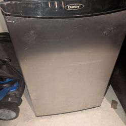 Mini fridge (danby)