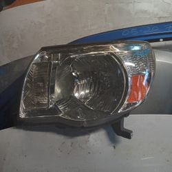 2005 - 2011 Toyota Tacoma Left Headlight