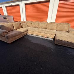 BIG SECTIONAL COUCH 