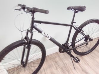 29"huffy mountain bike like new with black wheels