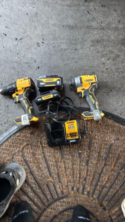 Dewalt combo drills, include everything you see en the photo