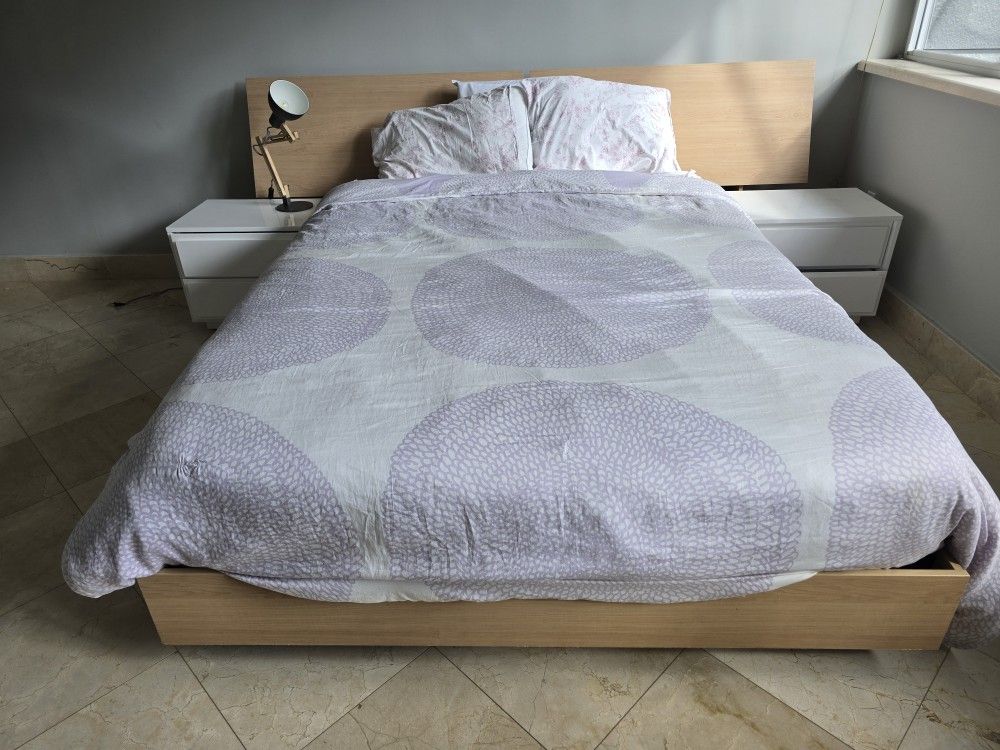 Must Go By THRUSDAY! Qeen Bed WITH MATTRESS And 2 Nightstands 