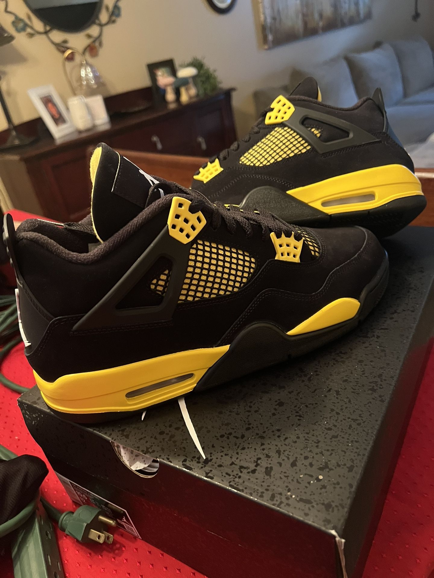 brand new jordan 4 Thunder Mens 10.5