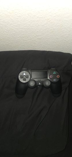 BLACK DUALSHOCK PS4 CONTROLLER