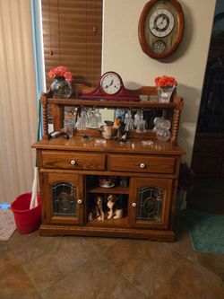 Dry bar, oak mirrors, perfect all doors and drawers open. The door is got glass in them as seen in picture. It's new perfect very heavy